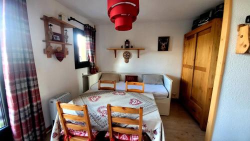 a small room with a table and two chairs at Studio de montagne - résidence le saphir in Puy-Saint-Vincent