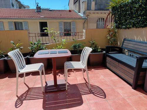 Studio climatisé avec Grande Terrasse privée au cœur de Nice