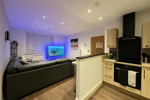 24-7 Secure City Centre Apartment with Parking for Families & Contractors photo 31