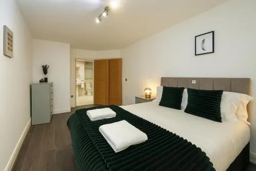 24-7 Secure City Centre Apartment with Parking for Families & Contractors photo 33