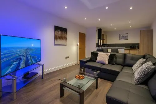 24-7 Secure City Centre Apartment with Parking for Families & Contractors photo 34