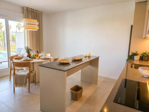 Pool - 3 min to Beach - FREE Parking - Fenced Yard