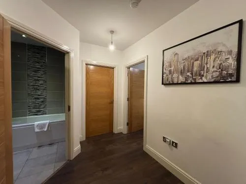24-7 Secure City Centre Apartment with Parking for Families & Contractors photo 26
