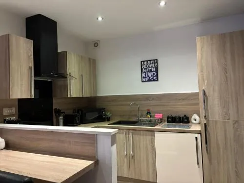 24-7 Secure City Centre Apartment with Parking for Families & Contractors photo 29