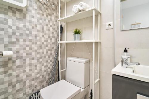 a small bathroom with a toilet and a sink at Estudio Plazamar Palace in Torre del Mar