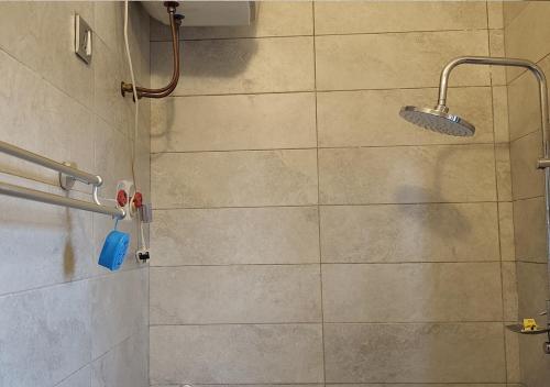 a bathroom with a shower with a shower head at Appartement de Deux chambres Salon à Ouando - SKYFORCE Bénin in Porto-Novo