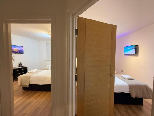 24-7 Secure City Centre Apartment with Parking for Families & Contractors photo 125