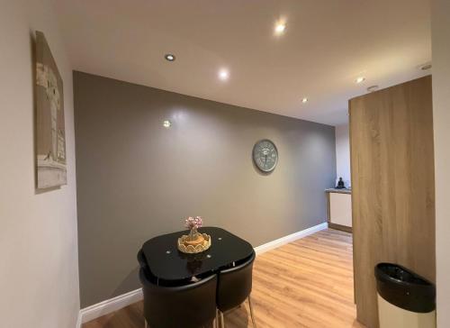 24-7 Secure City Centre Apartment with Parking for Families & Contractors photo 126
