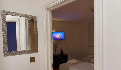 24-7 Secure City Centre Apartment with Parking for Families & Contractors photo 128