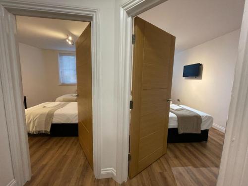 24-7 Secure City Centre Apartment with Parking for Families & Contractors photo 131