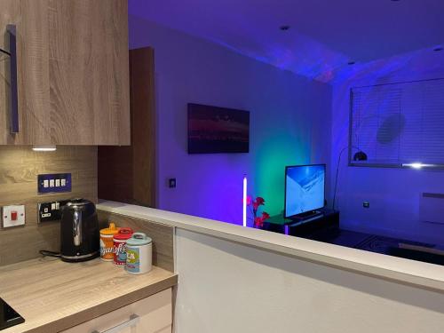 24-7 Secure City Centre Apartment with Parking for Families & Contractors photo 111