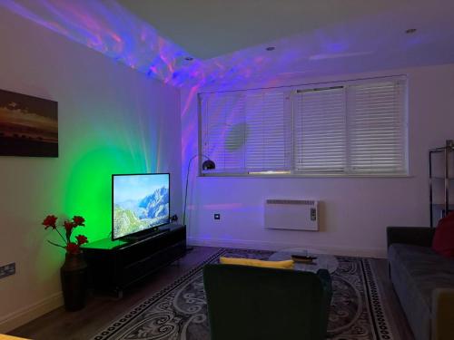 24-7 Secure City Centre Apartment with Parking for Families & Contractors photo 112