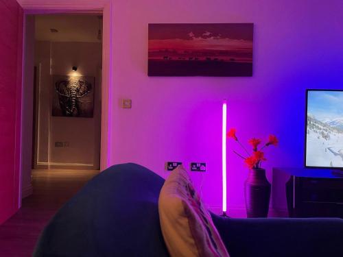 24-7 Secure City Centre Apartment with Parking for Families & Contractors photo 114