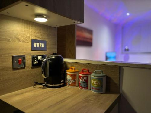 24-7 Secure City Centre Apartment with Parking for Families & Contractors photo 117