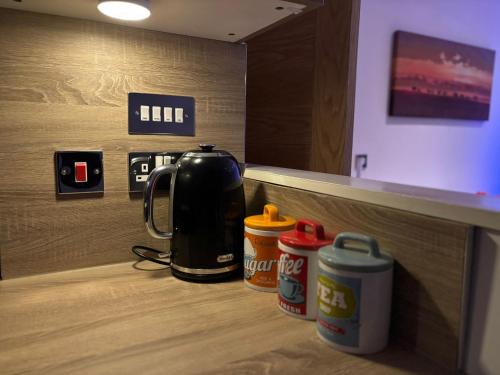 24-7 Secure City Centre Apartment with Parking for Families & Contractors photo 118