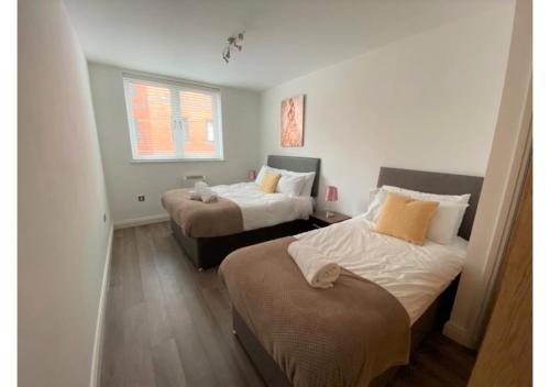 24-7 Secure City Centre Apartment with Parking for Families & Contractors photo 108