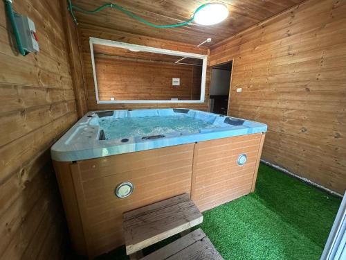 a jacuzzi tub in a room with wooden walls at carmel cabins suite 4 in ‘Isfiyā