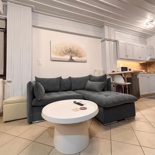 un soggiorno con divano e tavolo di Ampolis Guest House ad Aráchova
