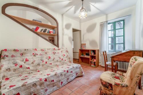 a living room with a bed and a piano at Amour de Provence in Nyons