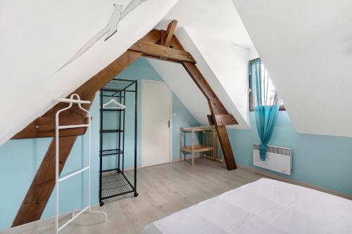 a room with a loft bed and a ladder at Gîte La Loge in Saint-Aignan