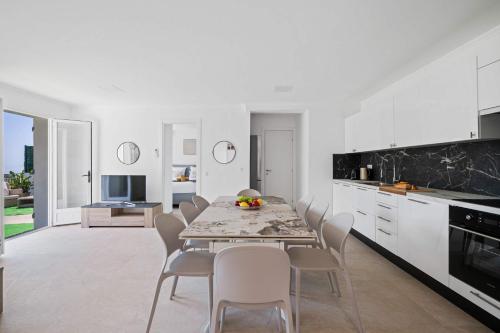 Beautiful renovated family apartment, Menton hills, 10' from city center