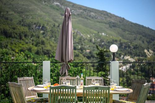 Beautiful renovated family apartment, Menton hills, 10' from city center
