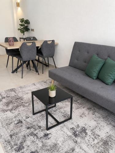 Sea view apartment with pool on the Paseo Marítimo, 4 guests