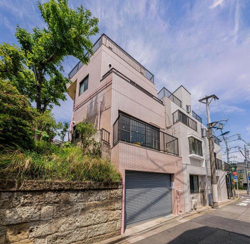 Newly opened within walking distance of the station Spacious dining area Direct access to Ueno Akihabara Tokyo and Yokohama Private rental for 9 people