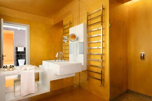 ein Badezimmer mit zwei Waschbecken und einem Spiegel in der Unterkunft Sina Centurion Palace in Venedig
