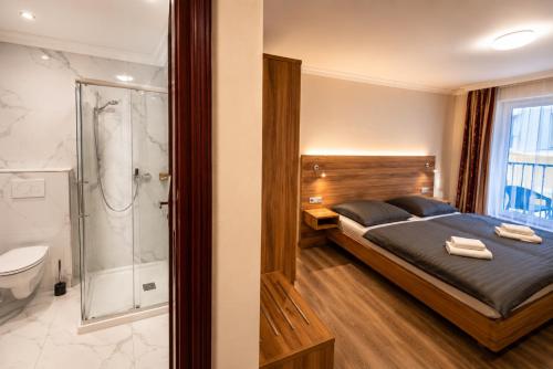 Bilik mandi di Hotel Kennedy