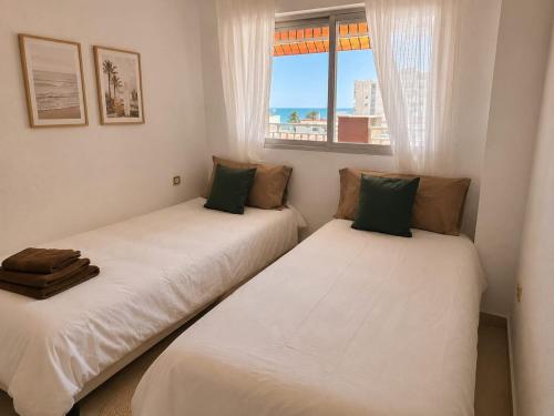 Sea view apartment with pool on the Paseo Marítimo, 4 guests