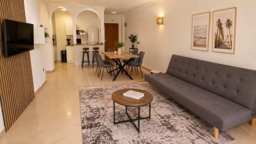 Sea view apartment with pool on the Paseo Marítimo, 4 guests