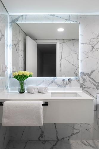 Spacious duplex – 2 Private Bathrooms - Workspace