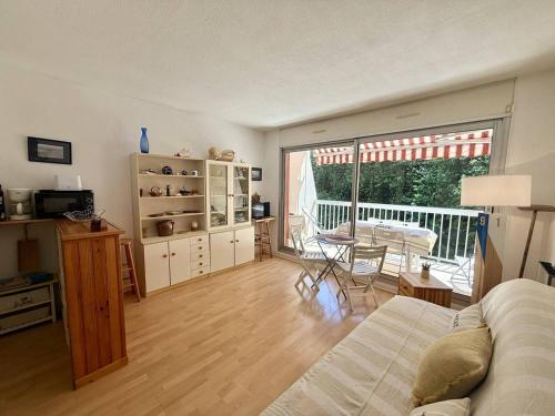 Studio Cabine à Arcachon, Proche Centre, Balcon ensoleillé, Parking, à 600m de la Plage
