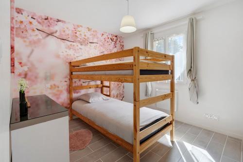 a bedroom with a bunk bed with a flowery wall at La Casa Andréa in Villars-en-Pons