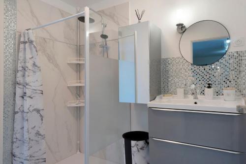 a bathroom with a sink and a mirror at La Casa Andréa in Villars-en-Pons