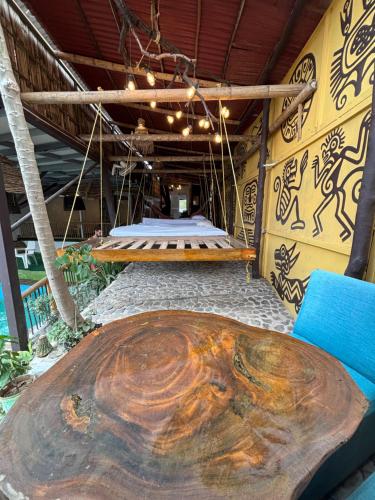 a wooden table in a room with a bed at Mar y Montana in Taganga