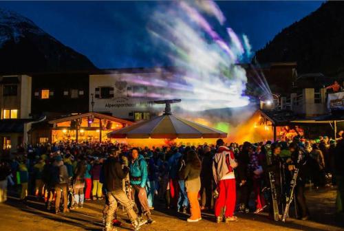 a large crowd of people standing in front of a crowd at Alpensporthotel Mutterberg in Mutterbergalm