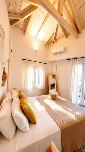 ein großes Schlafzimmer mit einem großen Bett und gelben Kissen in der Unterkunft Pelekas loft in Pelekas