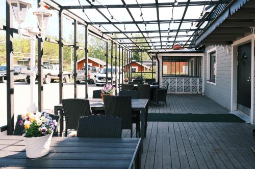 a patio with tables and chairs on a building at Bed & Breakfast Restaurang Sybarit in Houtskari