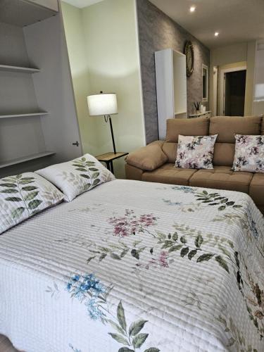 a bedroom with a bed and a couch at la herencia B VUT 1693 in Ponferrada