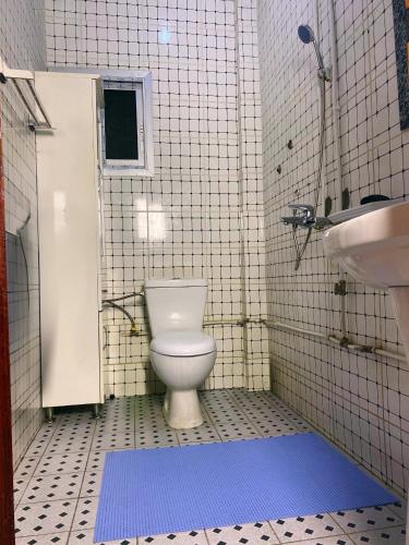a bathroom with a toilet and a sink at Meublé de toursime L'Escale in Yaoundé