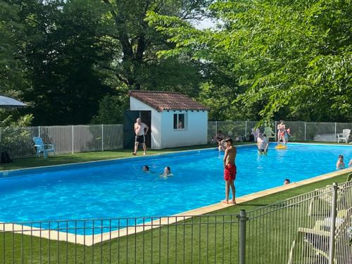 a group of people in a swimming pool at camping du Coucou in Nailhac