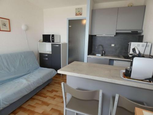 Studio cabine avec piscine, parking et climatisation en bord de mer
