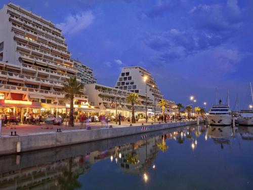 Studio Cabine avec Piscine, à 150m de la Plage, Quartier Animé, Parking Privé, 4 pers, Animaux Non Admis