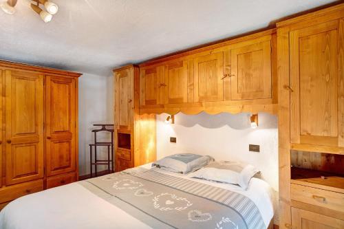 a bedroom with a bed with wooden cabinets at Chalet vista Monte Bianco in La Salle