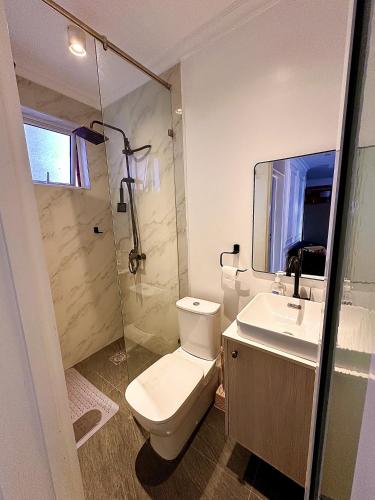 ein Badezimmer mit Toilette, Waschbecken und Dusche in der Unterkunft Residence Next Door Green Zone in Kiambu