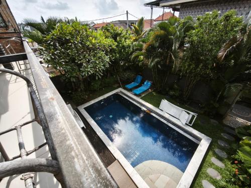 an empty swimming pool on the side of a building at Sun Homestay Canggu in Canggu