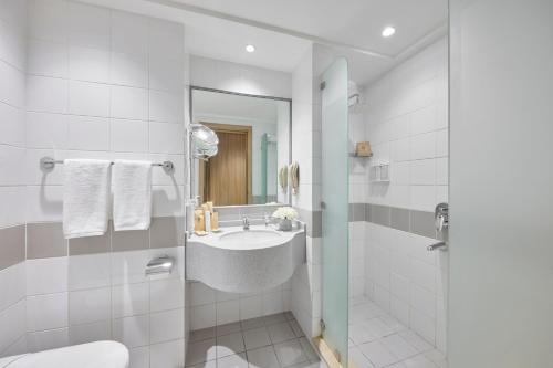 a bathroom with a sink and a mirror at Makarem Umm Al Qura Hotel in Mecca