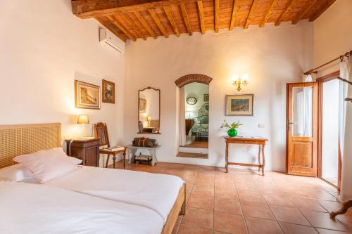 a bedroom with a bed and a mirror at B&B Villa il Poggetto in Venturina Terme